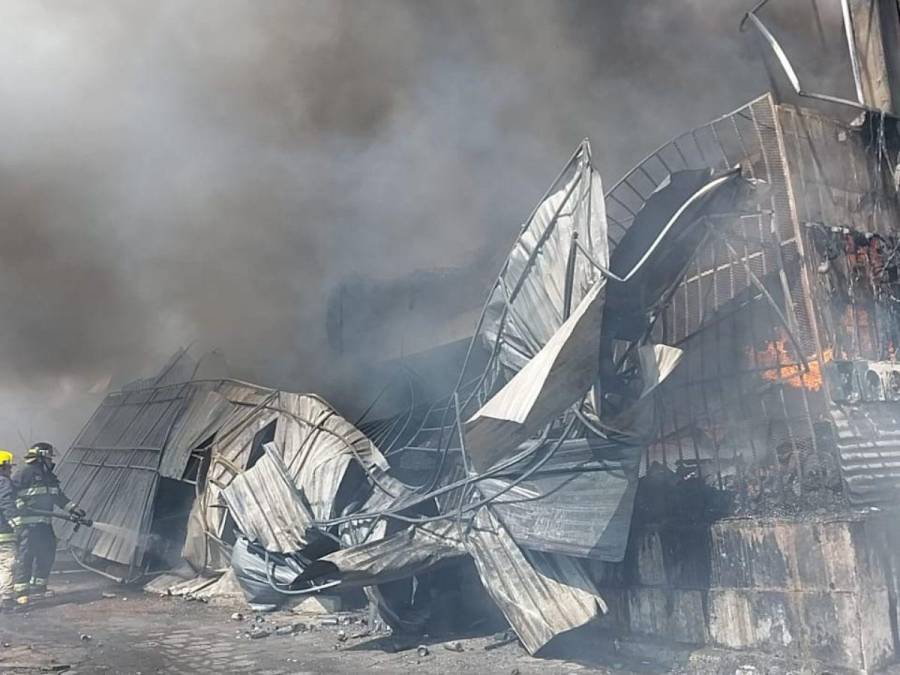 Imágenes del incendio que quemó dos negocios en colonia La Pradera