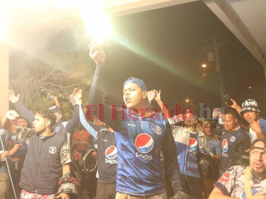 Pasión, orgullo e ilusión: Afición del Motagua anima a su equipo con banderazo previo a la final