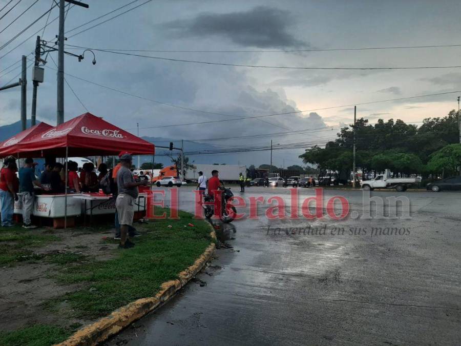 Fuerte lluvia y pocos aficionados: así luce el estadio Olímpico previo al Honduras vs Curazao