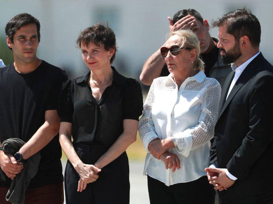En medio de llanto de familiares y presencia de Gabriel Boric: así fue la llegada del féretro de Sebastián Piñera