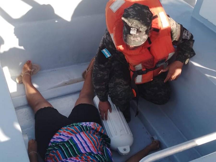 Labores de rescate y atención a heridos tras naufragio cerca de Roatán