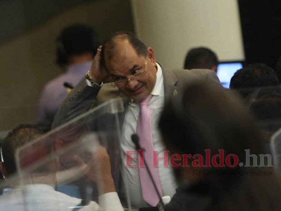 Sin debate, a “silbatazos” y con polémica: Congreso Nacional deroga decreto 100-2021 (Fotos)