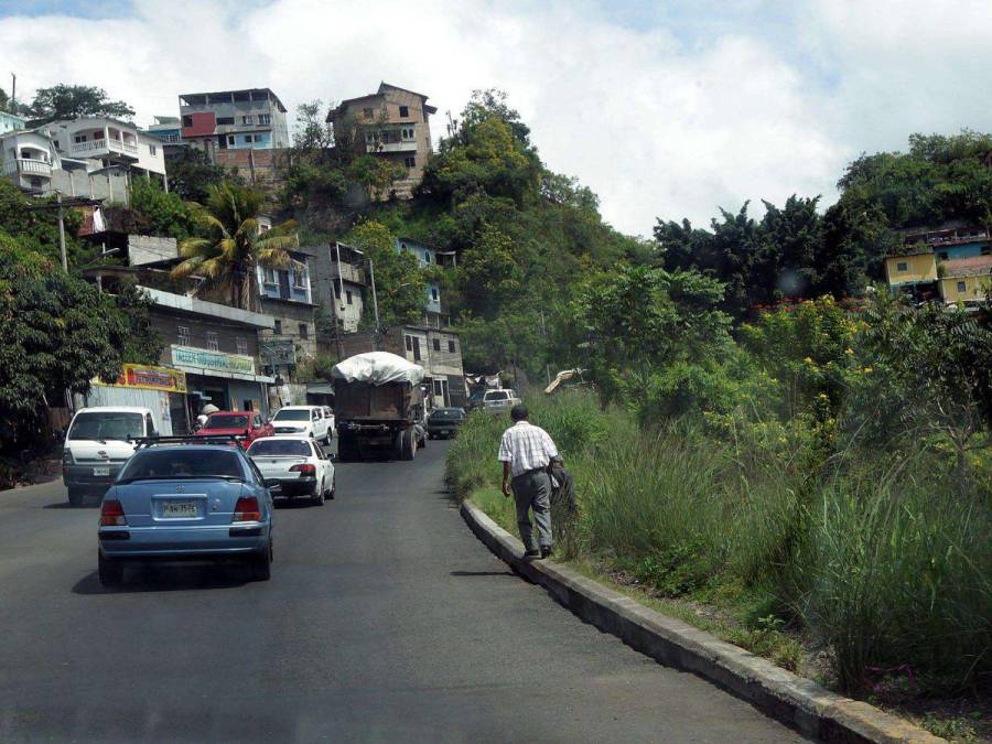 Baches, tierra y polvo: inicia la compactación para la nueva carretera de la salida a Olancho
