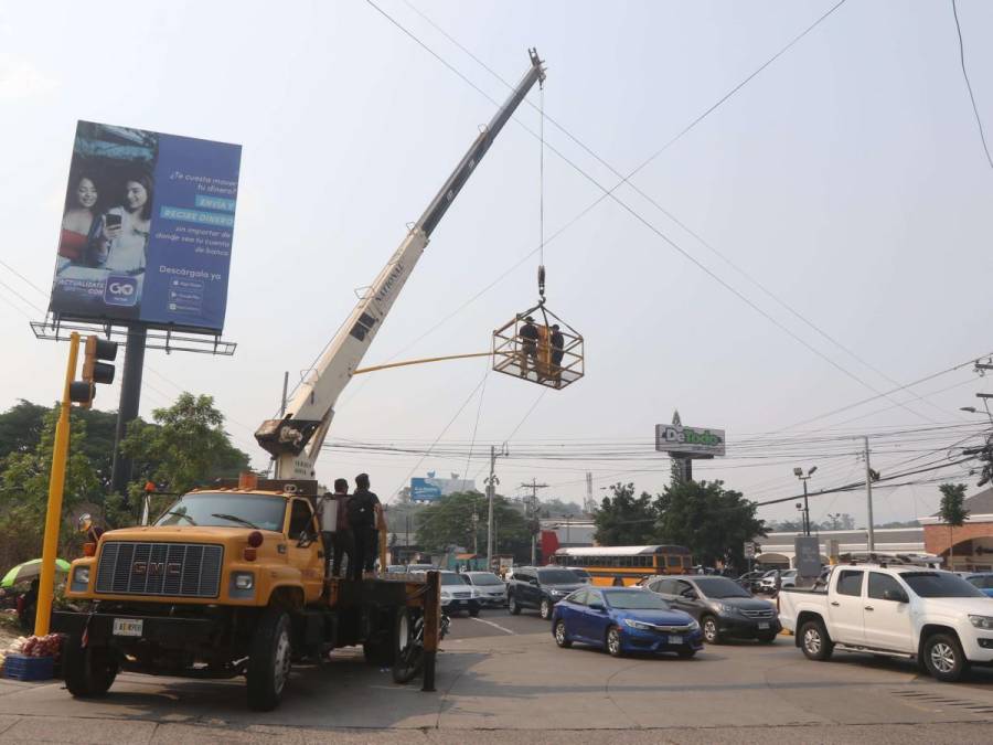 Instalan semáforo para que buses ingresen al mercado Perisur