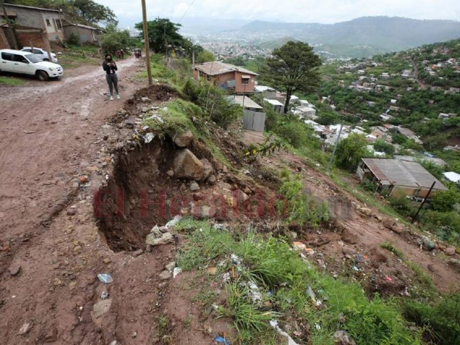 Cráteres, lodo y zonas a punto de quedar incomunicadas: así luce la capital tras las lluvias