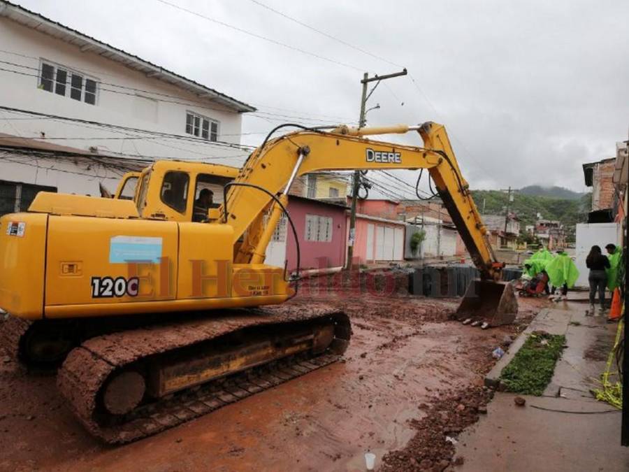 Cráteres, lodo y zonas a punto de quedar incomunicadas: así luce la capital tras las lluvias