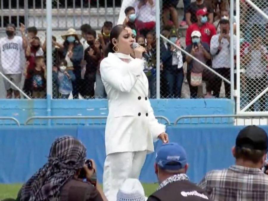 Fervor y talento: Cesia Sáenz entonó el Himno Nacional de Honduras en desfiles de Independencia