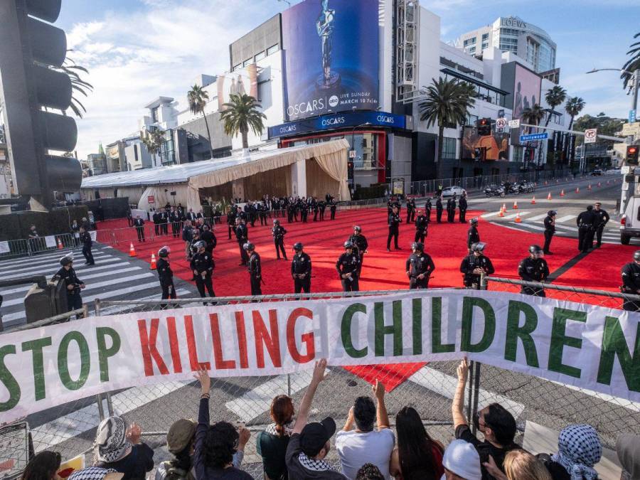 Piden por los niños en Palestina afuera del teatro Dolby de Los Ángeles