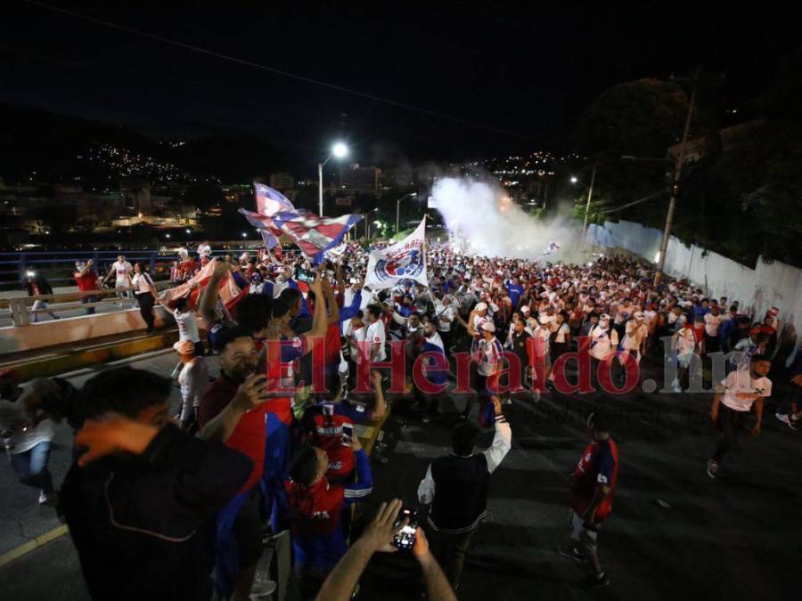 ¡Fiesta de tres colores! Así fue el carnaval de la Ultra Fiel previo al Olimpia vs Municipal