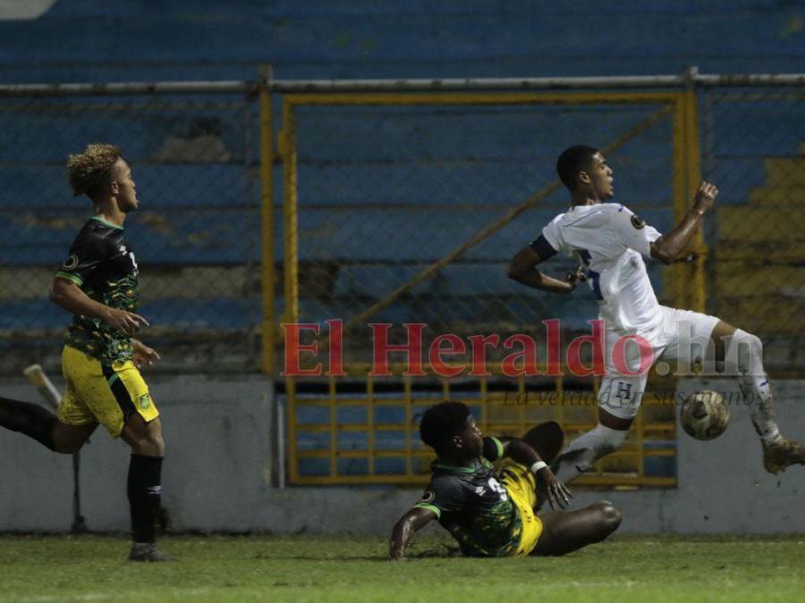 Incesante lluvia, fango y goleada: Así se vivió el triunfo de Honduras ante Jamaica