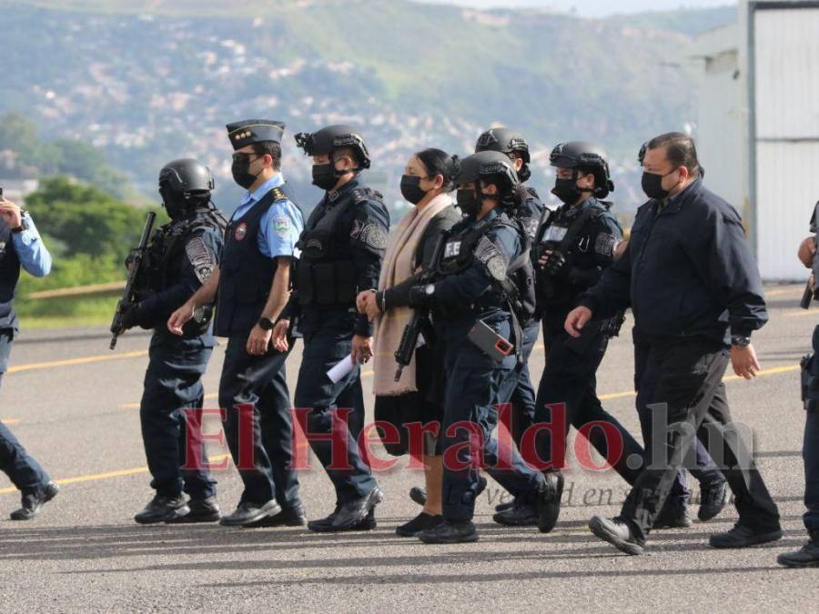 Rápido operativo y fuerte resguardo policial, así fue la extradición de Herlinda Bobadilla a EEUU (FOTOS)