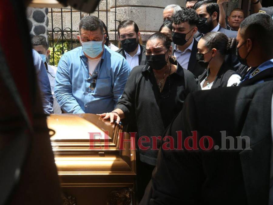 Rostros de dolor e impotencia de Porfirio Lobo y Rosa Elena Bonilla en sepelio de su hijo