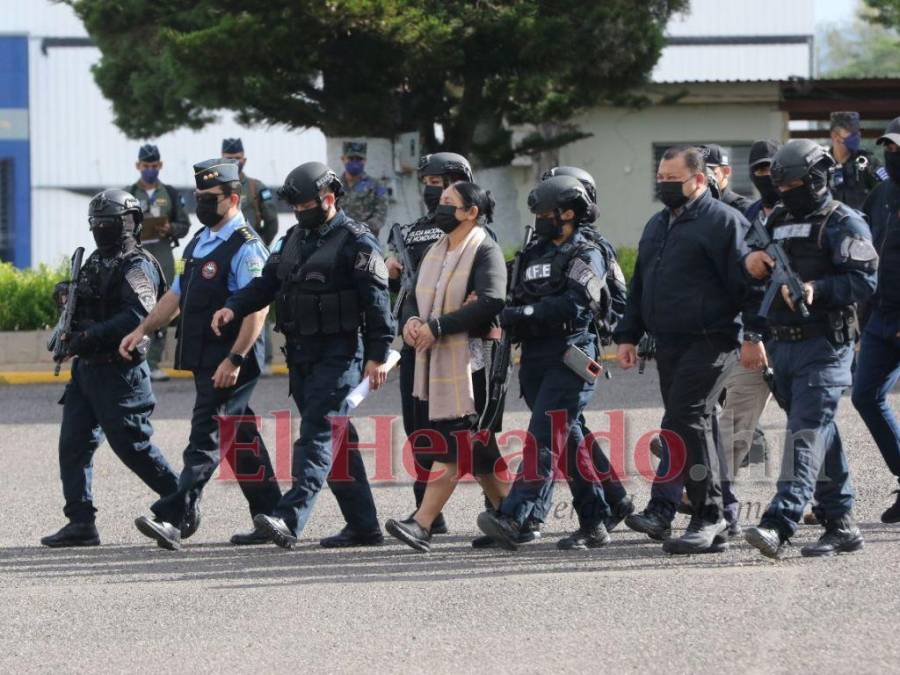 Rápido operativo y fuerte resguardo policial, así fue la extradición de Herlinda Bobadilla a EEUU (FOTOS)