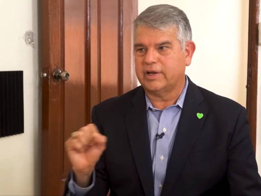 Luis Parada, el candidato opositor que advierte que segundo mandato de Bukele “sería ilegal”