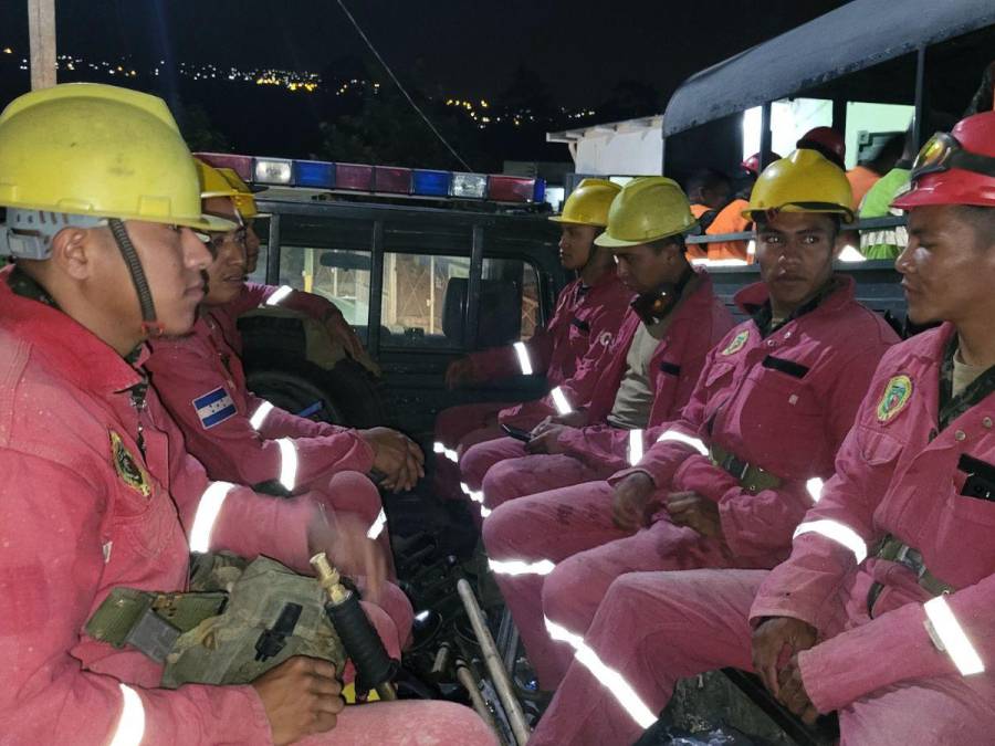 Uso de helicópteros y personal en tierra: así luchan los bomberos para controlar incendio en La Tigra
