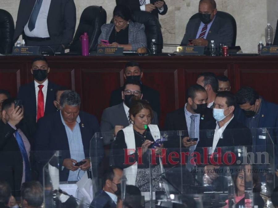 Sin debate, a “silbatazos” y con polémica: Congreso Nacional deroga decreto 100-2021 (Fotos)