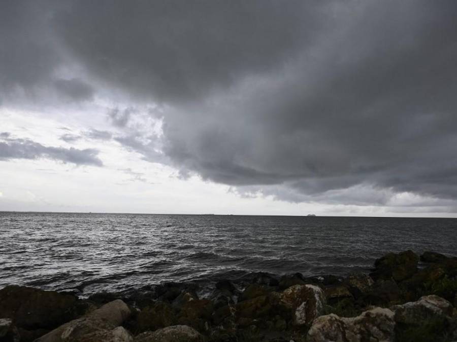 Belice se prepara para embate del huracán Lisa tras su paso por zona insular de Honduras