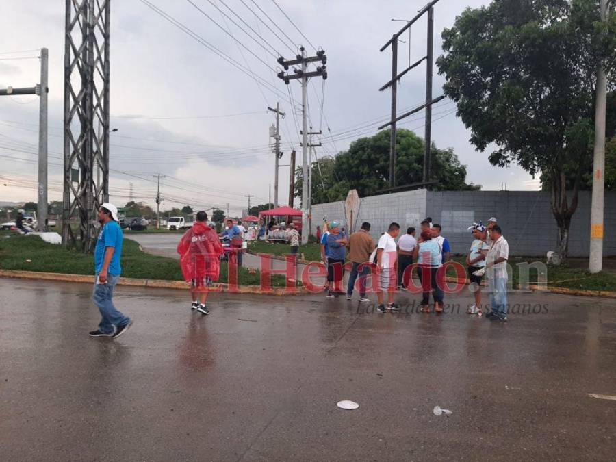 Fuerte lluvia y pocos aficionados: así luce el estadio Olímpico previo al Honduras vs Curazao