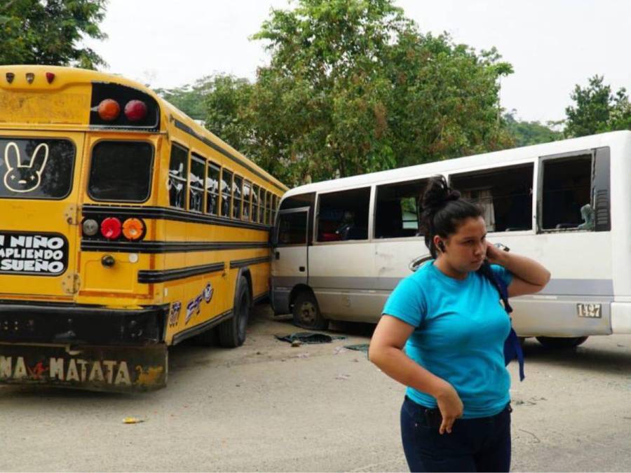 Un muerto y diez buses dañados: Imágenes del enfrentamiento entre policías y pobladores de El Ocotillo, SPS