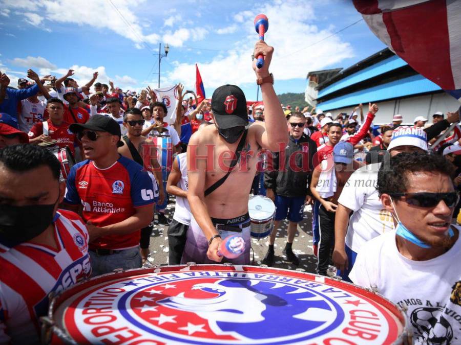 Pasión y amor por los colores: El carnaval de la Ultra Fiel previo al clásico Olimpia vs Real España