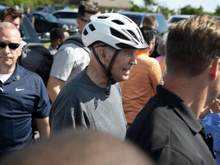 En imágenes: así fue la caída del presidente Joe Biden de una bicicleta