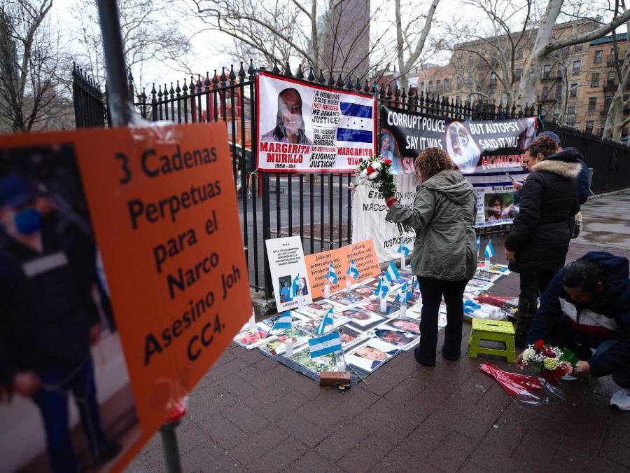 Con fotos de hondureños asesinados y pancartas: piden condena de JOH en Nueva York