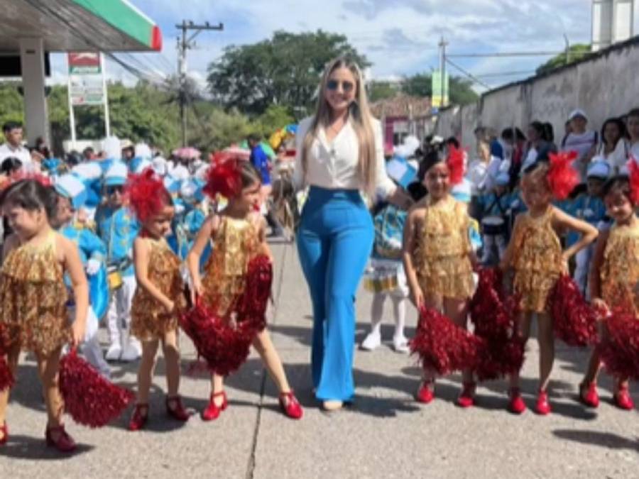 Maestras hondureñas que se robaron las miradas en los desfiles de independencia patria