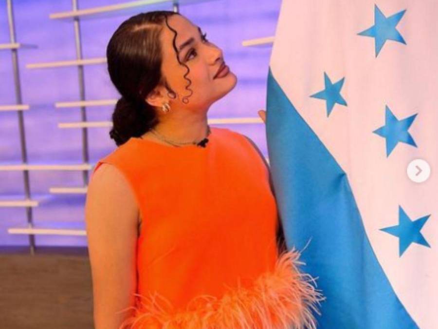 Fervor y talento: Cesia Sáenz entonó el Himno Nacional de Honduras en desfiles de Independencia