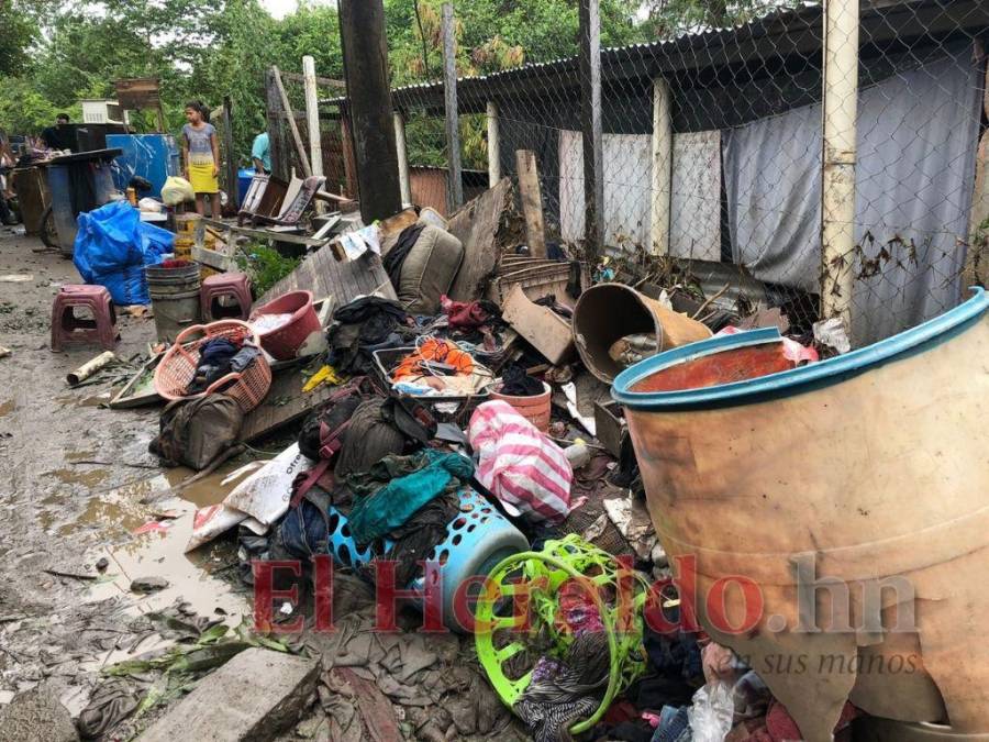 Niños soterrados y casas derribadas: lluvias provocan estragos en San Pedro Sula