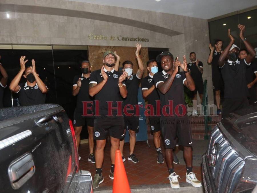 Pasión, orgullo e ilusión: Afición del Motagua anima a su equipo con banderazo previo a la final