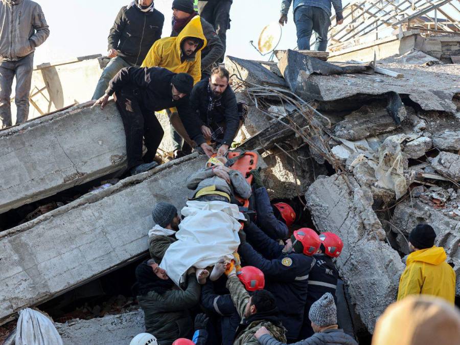 En una carrera contrarreloj, socorristas buscan sobrevivientes tras sismos en Turquía y Siria