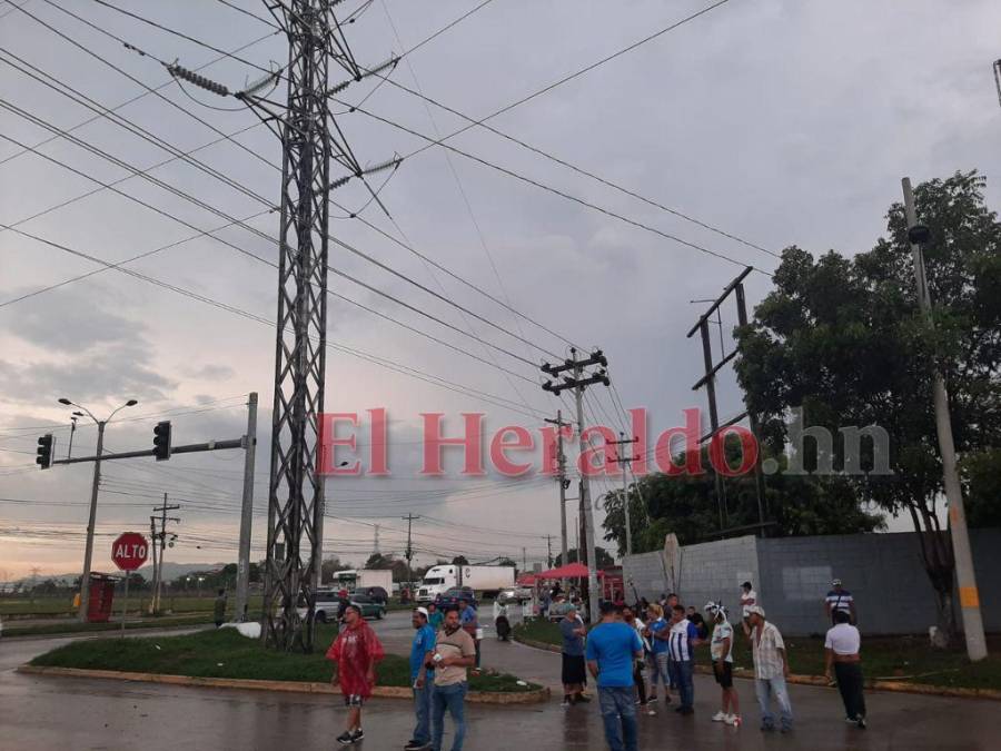 Fuerte lluvia y pocos aficionados: así luce el estadio Olímpico previo al Honduras vs Curazao