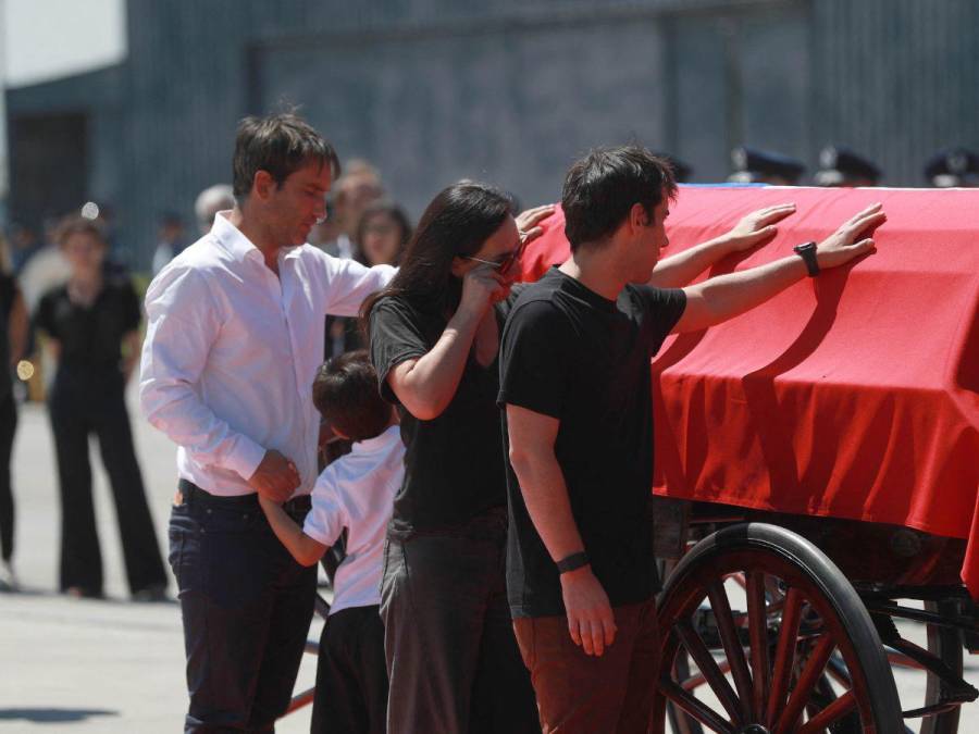 En medio de llanto de familiares y presencia de Gabriel Boric: así fue la llegada del féretro de Sebastián Piñera