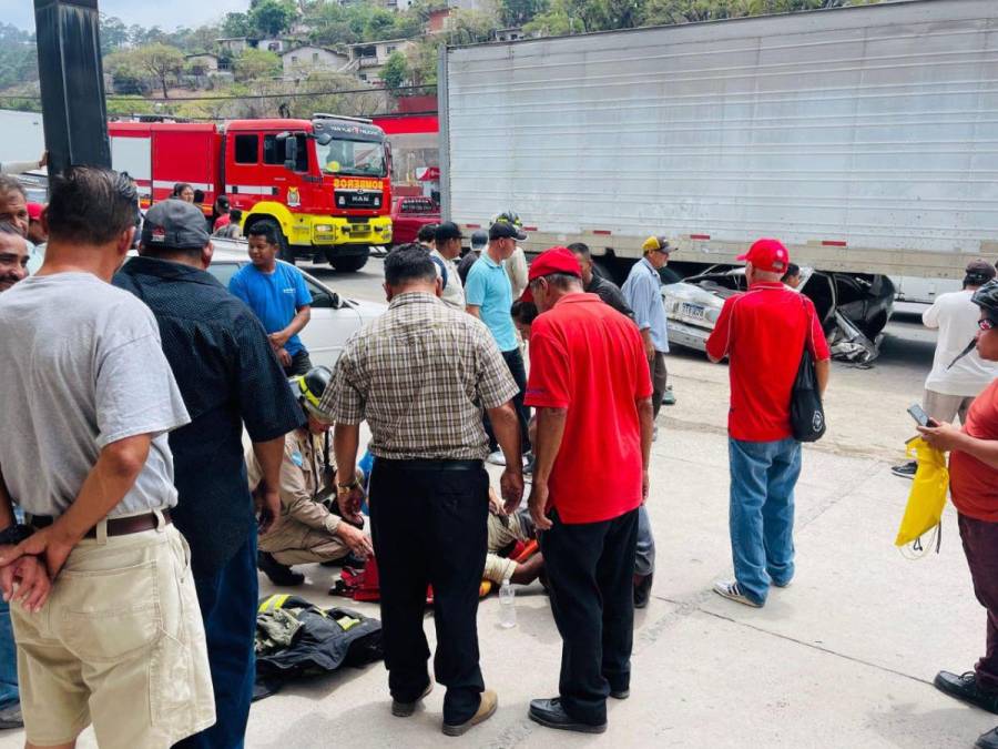 Sobrevivieron de milagro: el choque entre rastra y taxi en la colonia Villa Nueva