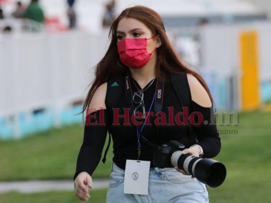 ¡Roban suspiros! Hermosas chicas adornan el Estadio Nacional en el clásico Motagua-Olimpia