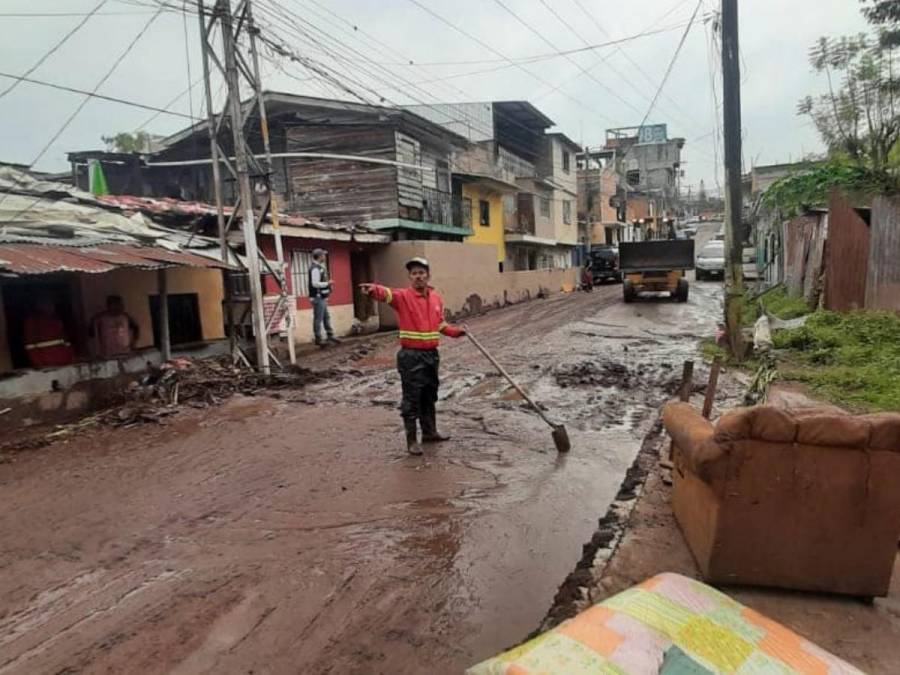 Lodo, desplome de muros y alcantarillas saturadas dejaron lluvias en el Distrito Central