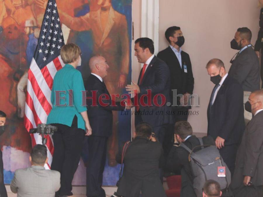 La llegada de Alejandro Mayorkas, secretario de Seguridad de EE UU, a Casa Presidencial de Honduras (Fotos)