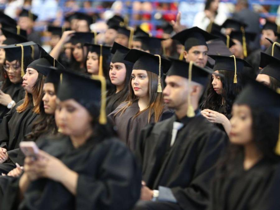Emoción y lágrimas en las primeras graduaciones de 2023 en la UNAH