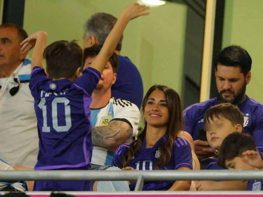 Los nervios, tensión y alegría de Antonela Rocuzzo en el partido de octavos de final de Argentina