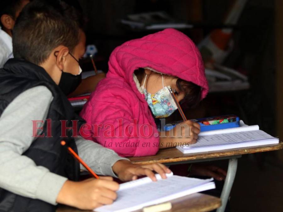 Con una dosis pediátrica contra el covid y tapabocas regresan los niños a las escuelas (Fotos)