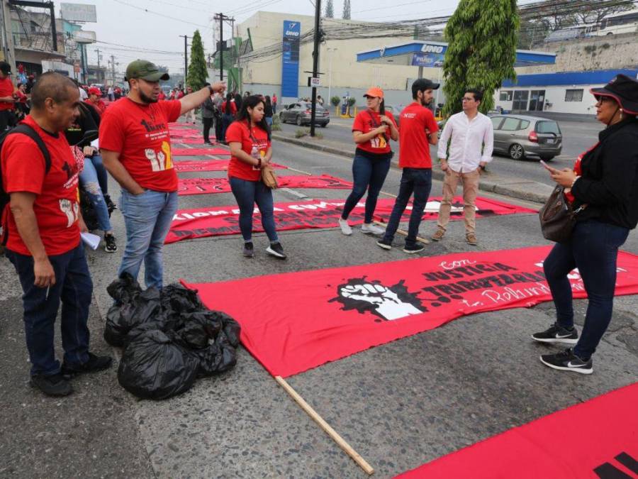 Monigotes, militantes de Libre y bandera azul turquesa: las primeras imágenes del Día del Trabajador en la capital