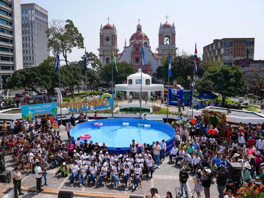 Así son las piscinas gigantes que instalaron en el parque central de San Pedro Sula