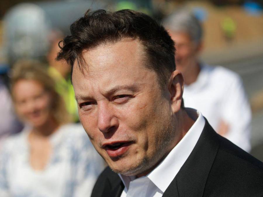 ¿Por qué la madre de Elon Musk duerme en el garaje cuando visita a su hijo en Texas?