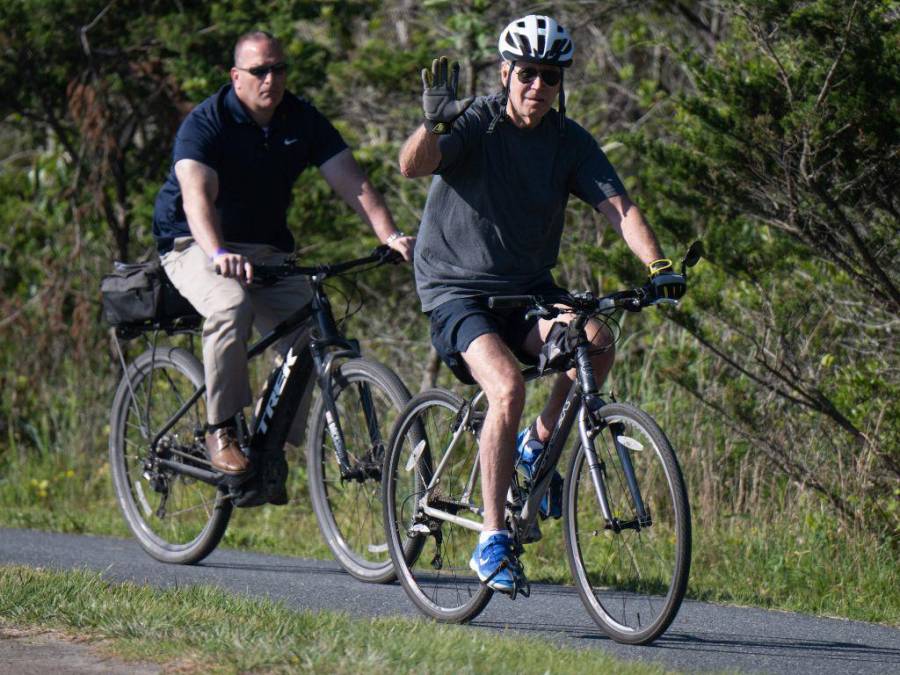 En imágenes: así fue la caída del presidente Joe Biden de una bicicleta