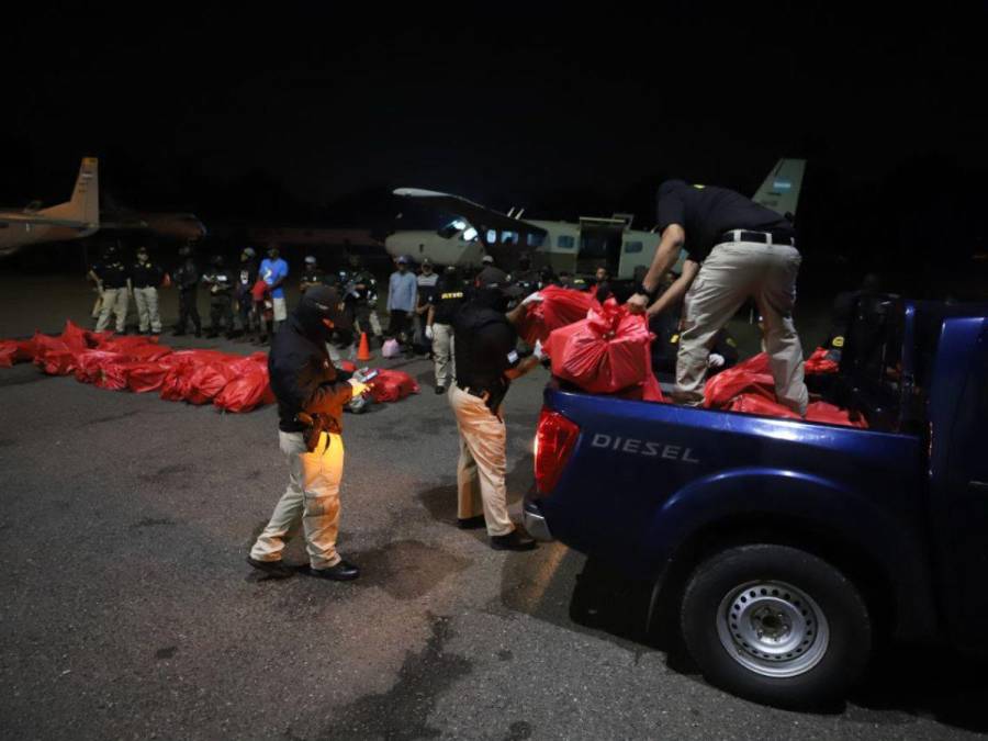 Trasladan a Tegucigalpa droga incautada en embarcación proveniente de Colombia