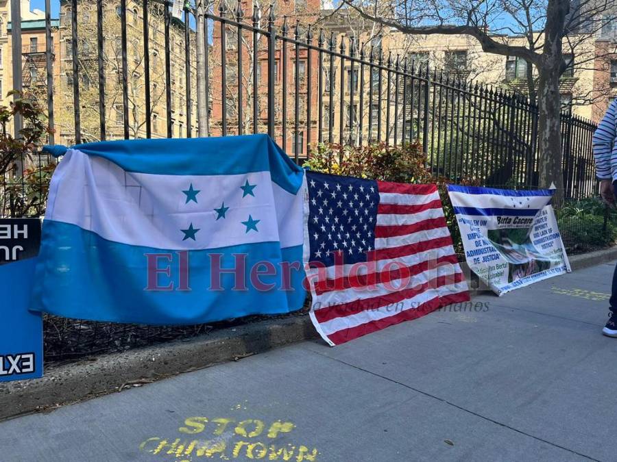 Hondureños protestan afuera de la corte en NY durante audiencia de JOH