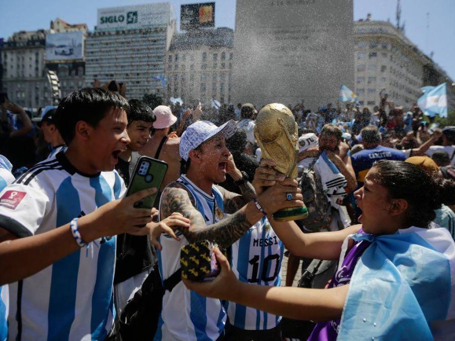 ¡Locura total! Así celebran los argentinos su tercera Copa del Mundo