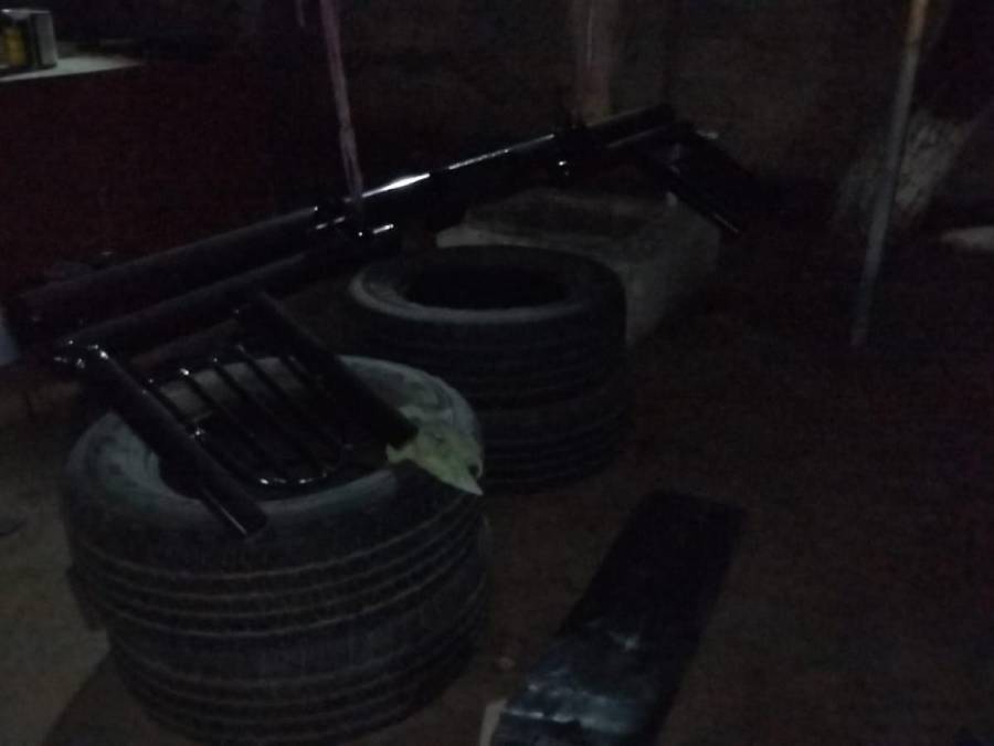 Droga, uniformes policiales y hasta buses robados hallan en taller clandestino en Comayagua