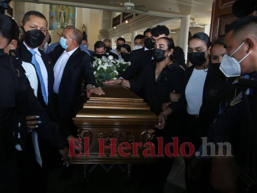 Rostros de dolor e impotencia de Porfirio Lobo y Rosa Elena Bonilla en sepelio de su hijo