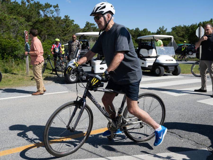 En imágenes: así fue la caída del presidente Joe Biden de una bicicleta